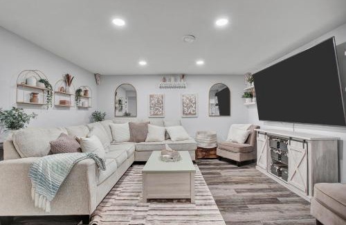 Saskatoon House | Saskatoon 5 bedroom-Big Gatherings-Patio-BBQ-Games Room