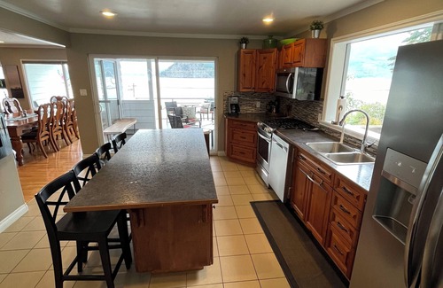 Blind Bay House | Sat-Sat Summer☀️ Water Trampoline, HotTub, Canoe,Paddle Boards,Kayaks, Dock/Buoy