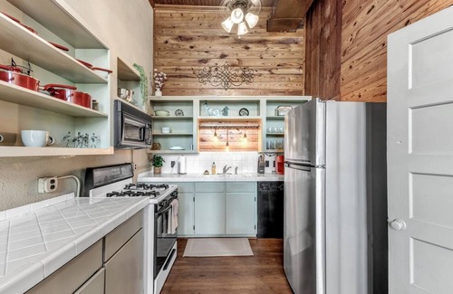 Downtown Apartment | Satchmo: Dwntwn Bryan-Main Street, 2nd floor, King Beds