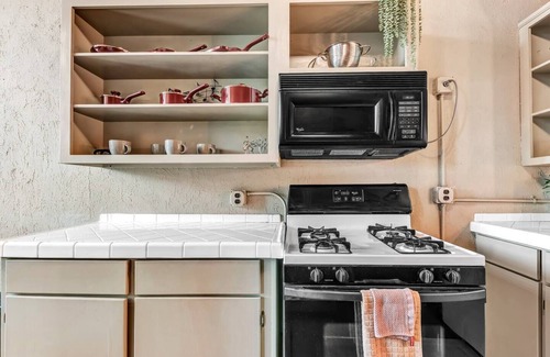Downtown Apartment | Satchmo: Dwntwn Bryan-Main Street, 2nd floor, King Beds