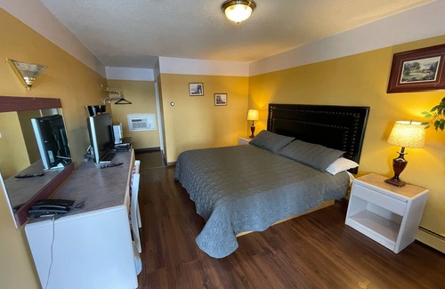 Medicine Hat Hotel | Satellite Motel