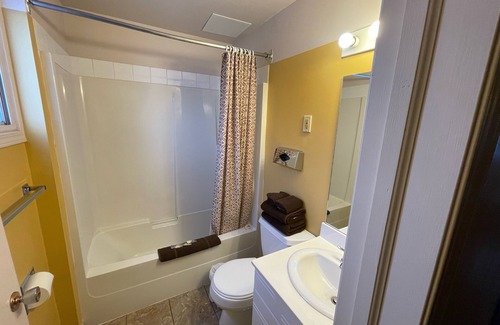 Medicine Hat Hotel | Satellite Motel