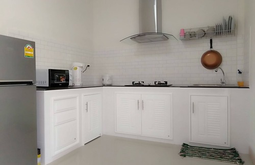 Wua Lai House | Saturday night street nearby home and rooms.