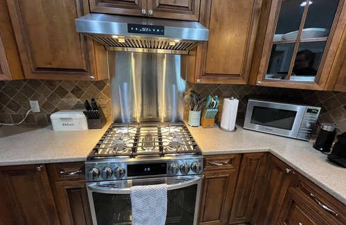 Sauble Beach House | Sauble Beach Retreat. Family-friendly & privacy! 5-min away from the beach