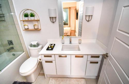 Innisfil Apartment | Sauna*King Bed*Fireplace*SmartTV