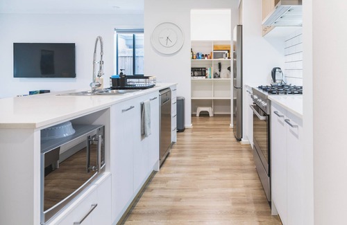 St Leonards House | Sauna + King Beds, Super Large Luxurious Home