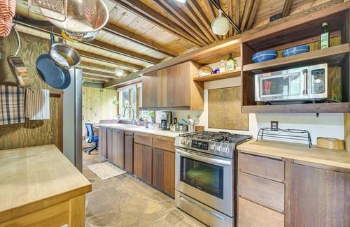 Sand Creek Cabin | Sauna & Porch: 'Writer's Croft of Otter Creek' Gem