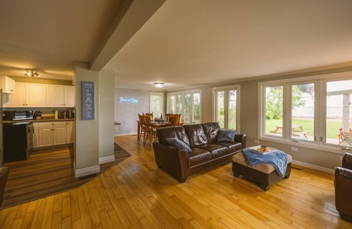 Kingsville Cottage | Sauna, stunning views of Lake Erie, lakefront retreat