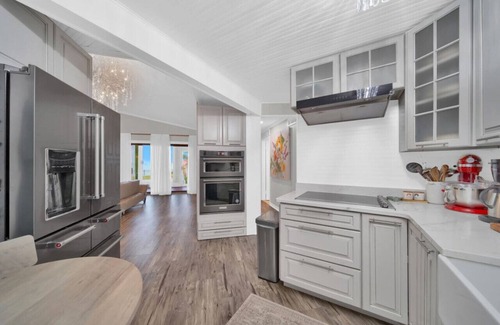 Richmondville House | Sauna & Sun: Grandview Beachfront Haven!