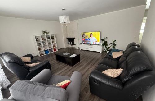 Karhula Apartment | Saunallinen iso omakotitalo