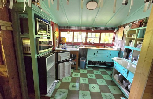 Gamewell Cabin | Saunders Cabin- Creekside w/ample outdoor game space & fire pit