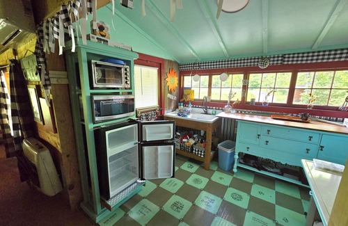 Gamewell Cabin | Saunders Cabin- Creekside w/ample outdoor game space & fire pit
