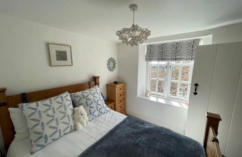 Christchurch House | Sausage Cottage in Oakford Village 4 Bed Garden Local Pub