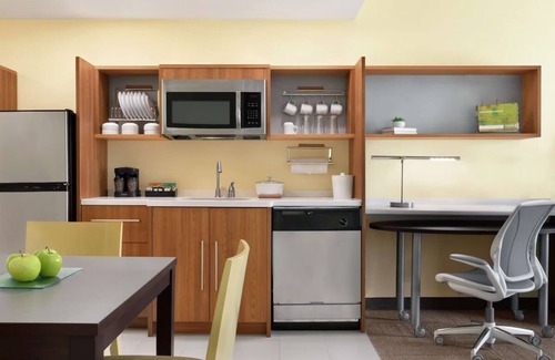 Pooler Hotel | Savannah Bliss Awaits! Kitchen, Onsite Pool, Free Breakfast, Pets Allowed