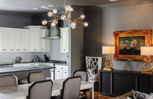 Historic Downtown Savannah House | Savannah Charm Walk to Forsyth Park & Chatham Square