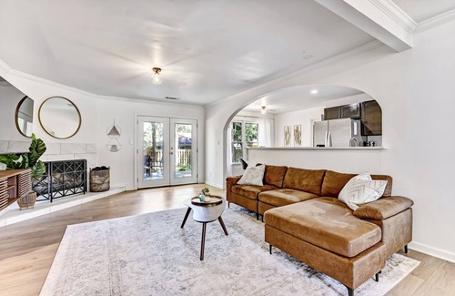 Isle of Hope Historic District House | Savannah Place: Mid-century modern 3 Bedroom Home