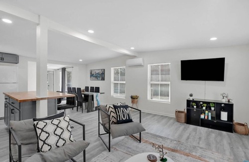 Victory Heights House | Savannah’s Oak & Brick Hideaway