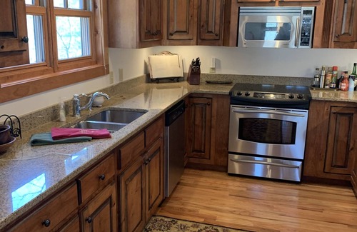 Cullowhee House | SAVE ON HOLIDAYS AND 2026 RATES Relax in the Mountains, Fireplaces & Waterfalls