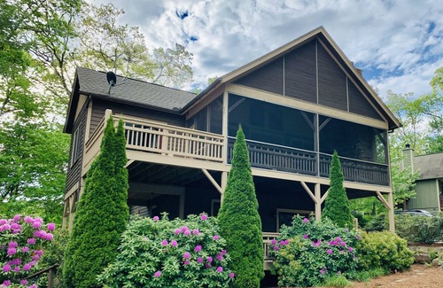 Cullowhee House | SAVE ON HOLIDAYS AND 2026 RATES Relax in the Mountains, Fireplaces & Waterfalls