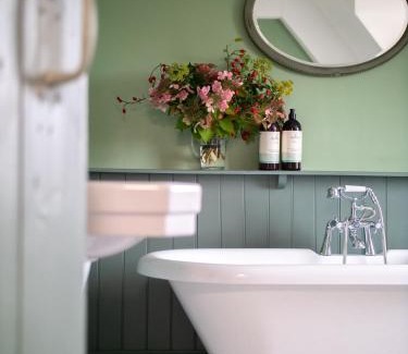 Scunthorpe Bed & Breakfast | Sawcliffe Manor Country House with Spa, Free Parking, Catering, Self Checkin, Farmstay