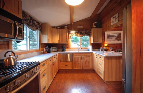 Clinton House | Sawmill Cabin By Rock Creek, Cozy Log Cabin Near River + Hot Tub and Fireplace