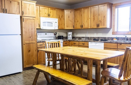 Island Park Hotel | Sawtelle Mountain Resort