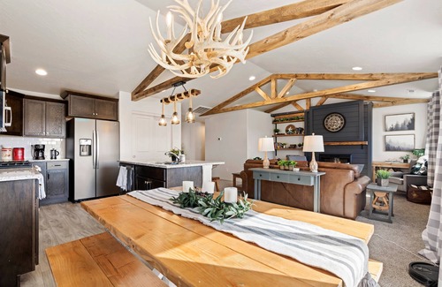 Caldwell House | Sawtooth Outdoor Vibes, Vaulted ceilings, Sleeps 8!