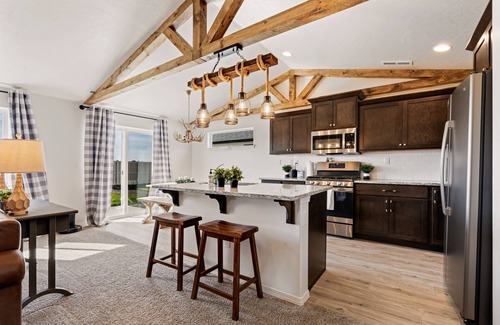 Caldwell House | Sawtooth Outdoor Vibes, Vaulted ceilings, Sleeps 8!