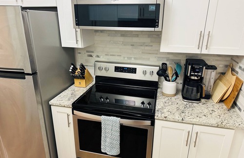 Upper East Condo | SB Mission Garden Getaway