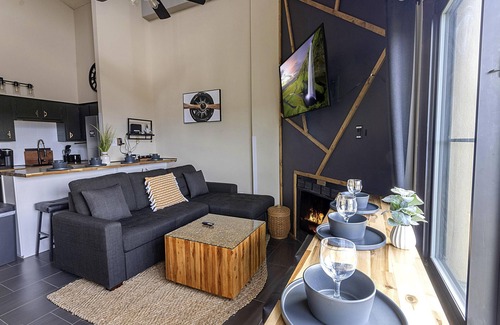 Snowshoe Condo | SC 2508: Spoil yourself in this remodeled & classy 2BR loft w/pool!