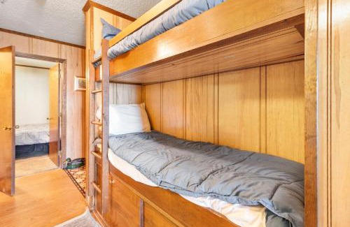 Snowshoe House | SC105B 1BR 1BA Sleeps Six Wi-Fi Free Parking Close To Lift