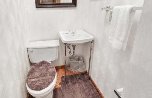 Snowshoe House | SC215B 1BR 1BA Sleeps 6 WiFi Parking Next To Soaring Eagle And 10 Prime