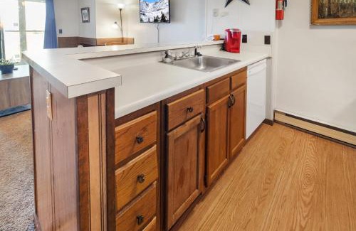 Snowshoe House | SC215B 1BR 1BA Sleeps 6 WiFi Parking Next To Soaring Eagle And 10 Prime