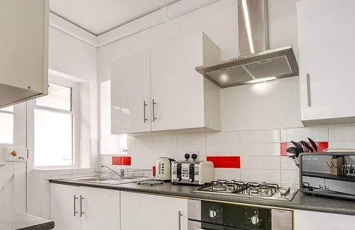 Stonnall House | SCA 6 DBL Bedrooms! Park 3-4 CARS, HS2, NEC, DIGS