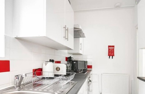 Stonnall House | SCA 6 DBL Bedrooms! Park 3-4 CARS, HS2, NEC, DIGS