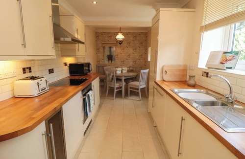 Scalby Cottage | SCALBY GROVE COTTAGE, family friendly, with a garden in Scalby