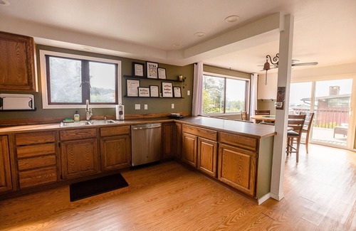 Sitka House | Scales & Shells - Perfectly located within walking distance to downtown Sitka