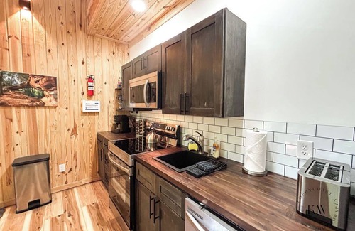 Stanton Cabin | Scandanavian Cabin-Hot Tub-EV Charger-Fire Pit-Close to All RRG Action