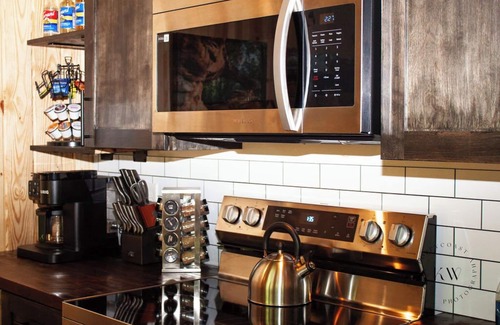 Stanton Cabin | Scandanavian Cabin-Hot Tub-EV Charger-Fire Pit-Close to All RRG Action