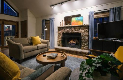 Gouldsboro House | Scandi Bliss Fall Colors, Lake & Game Room