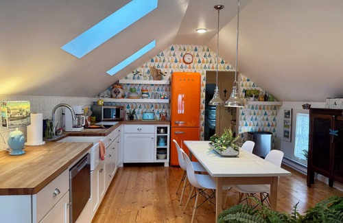Ephraim Cottage | Scandi-inspired Loft - Historic - Waterfront - Pet Friendly - Open year around