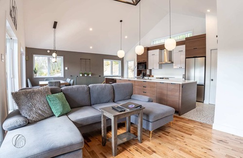 Saint Zenon House | Scandinave sur le Lac | hot tub | waterfront