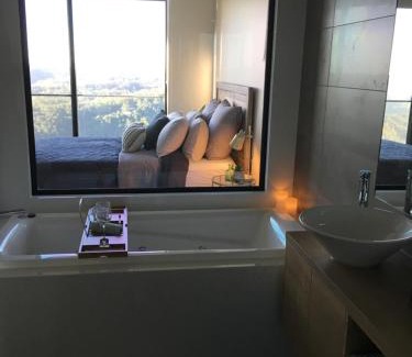 Booroobin Villa | Scandinavian Cabin - Maleny - One Bedroom