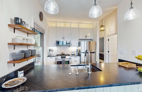 Sugar Mountain Condo | Scandinavian modern retreat with sweeping mountain views - shuttle to slopes
