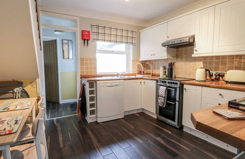 Driffield House | SCARBOROUGH COTTAGE, pet friendly, with open fire in Great Driffield