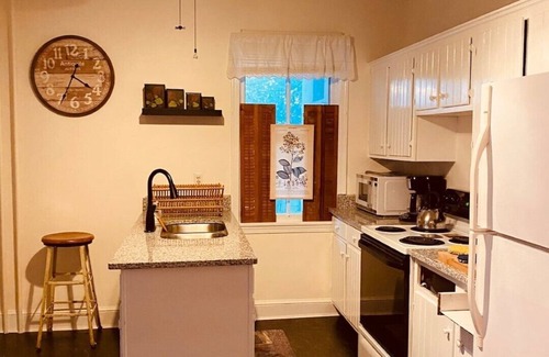 Old Town Winchester Apartment | Scarborough Fair walk to downtown two story apt
