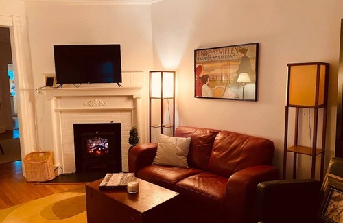 Old Town Winchester Apartment | Scarborough Fair walk to downtown two story apt