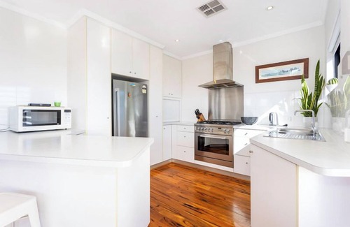 Scarborough Apartment | Scarborough Hilltop Apartment - Executive Escapes