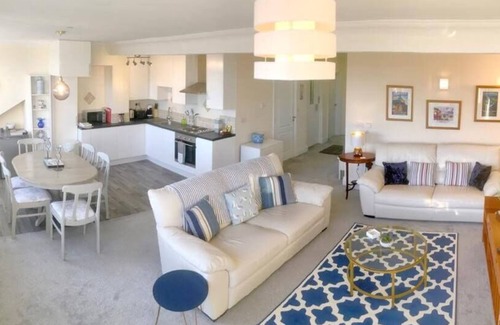 South Cliff Apartment | Scarborough Penthouse, balcony, views, lift & free parking