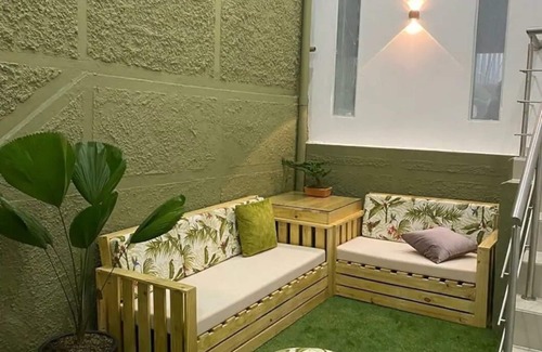 Lalinde House | Scarlet house with 8 bedrooms in Lleras park